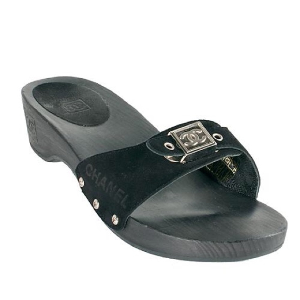 CHANEL wood and suede sandals 👡